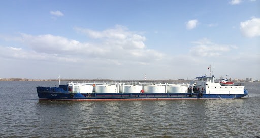 Услуги по транспортировке светлых нефтепродуктов речным транспортом