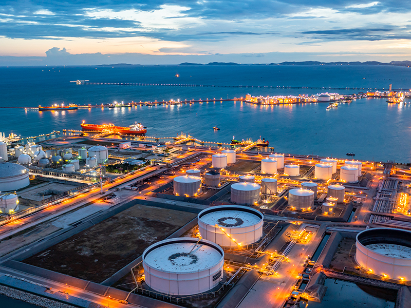 МВФ: удары по НПЗ сократили мировые поставки нефтепродуктов на 20%
