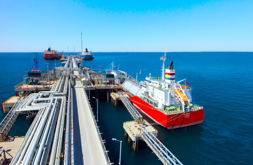Услуги по перевалке светлых нефтепродуктов